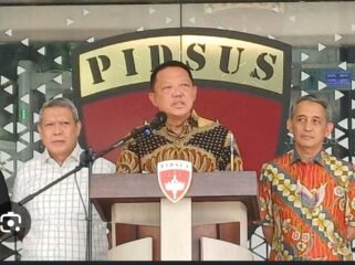 Jampidsus Febrie Adriansyah gelar konferensi pers, terkait penggeledahan yang dilakukan oleh Tim Penyidik Mabes Polri. Foto: ist