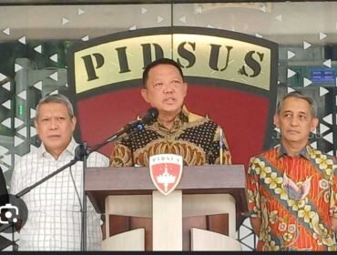 Jampidsus Febrie Adriansyah gelar konferensi pers, terkait penggeledahan yang dilakukan oleh Tim Penyidik Mabes Polri. Foto: ist