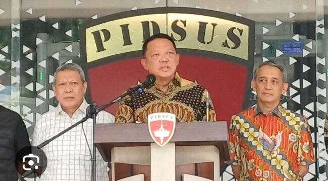 Jampidsus Febrie Adriansyah gelar konferensi pers, terkait penggeledahan yang dilakukan oleh Tim Penyidik Mabes Polri. Foto: ist