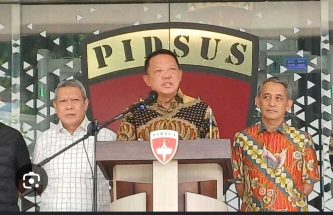 
					Jampidsus Febrie Adriansyah gelar konferensi pers, terkait penggeledahan yang dilakukan oleh Tim Penyidik Mabes Polri. Foto: ist