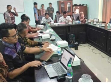 Komisi B DPRD Jombang melakukan rapat dengan pimpinan Bank Jombang, bahas utang Mbah Ngatini Rp25 juta membengkak jadi Rp140 jita. Foto: beritabangsa.id