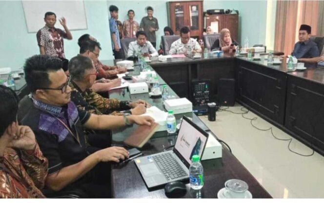 
					Komisi B DPRD Jombang melakukan rapat dengan pimpinan Bank Jombang, bahas utang Mbah Ngatini Rp25 juta membengkak jadi Rp140 jita. Foto: beritabangsa.id