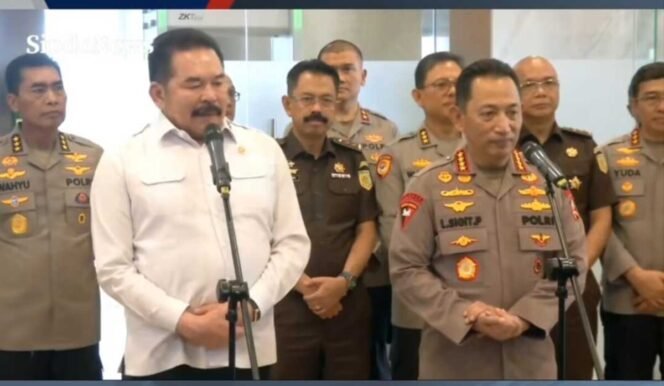 
					Pasca penggeledahan 12 titik lokasi dalam kasus dugaan TPPU atas mantan Jampidsus, Febrie Adriansyah, Kapolri melakukan pertemuan tertutup debgan Jaksa Agung STU Burhanuddin di gedung bundar Kejaksaan Agung, Senin, 13 Juli 2026. Foto: ist