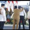 Bupari Jombang H Warsubi sematkan jaket UPN Veteran sebagai tanda dimulai KKN di Jombang, Senin 13 Juli 2026. Foto: diskominfo jombang