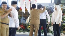 Bupari Jombang H Warsubi sematkan jaket UPN Veteran sebagai tanda dimulai KKN di Jombang, Senin 13 Juli 2026. Foto: diskominfo jombang