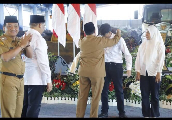 
					Bupari Jombang H Warsubi sematkan jaket UPN Veteran sebagai tanda dimulai KKN di Jombang, Senin 13 Juli 2026. Foto: diskominfo jombang