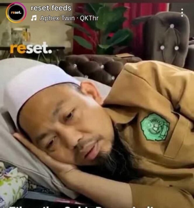 
					Polisi Lombok Timur tetapkan status tersangka terhadap pimpinan pondok Pesantren Rosyidatusshaulatiyyah Al‑Ibrahimy NW, Ahmad Muzakki Rahmatullah, dalam pembakaran tiga santri. Foto: instagram@reset.feed