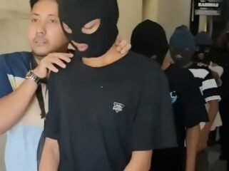 Polisi Sampan sudah meringkus 17 remaja dari 27 tersangka pelaku perindungan terhadap remaja putri berusia 15. Foto: metro Tv