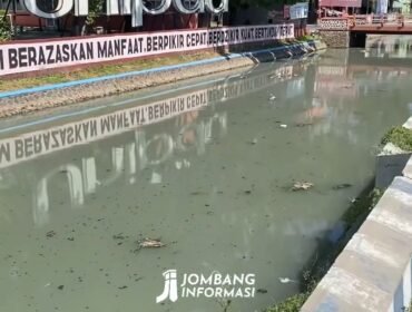 Sudah 10 tahun lebih, warga dan penghuni Ponpes Darul Ulum, Peterangan Jombang, hirup udara menyengat akibat limbah tahun yang dialirkan ke sungai Rejoso tanpa melalui pengolahan IPAL. Foto: instgaram@jombanginformasi_