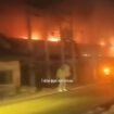 Perusahaan pabrik pakan ternak di desa Latsari, kecamatan Mojowarno, Jombang, habis terbakar tanpa ada korban, Jumat sore 24 Juli 2026. Foto: instagram@jombanginformasi.