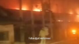 Perusahaan pabrik pakan ternak di desa Latsari, kecamatan Mojowarno, Jombang, habis terbakar tanpa ada korban, Jumat sore 24 Juli 2026. Foto: instagram@jombanginformasi.