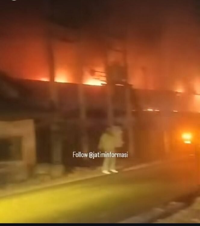 
					Perusahaan pabrik pakan ternak di desa Latsari, kecamatan Mojowarno, Jombang, habis terbakar tanpa ada korban, Jumat sore 24 Juli 2026. Foto: instagram@jombanginformasi.