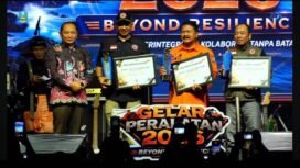 Kepala Pelaksana ( Kalksa) BPBD Jombang, Wiku Birawa Felipe Diaz Quintas, S.STP., M.Si menerima piagam dari BPBD Jatim sebagai juata I lomba Resilient Marathon dalam Gelar Peralatan dan Kompetensi Penanggulangan Bencana Tingkat Provinsi Jawa Timur Tahun 2026. Foto: ist