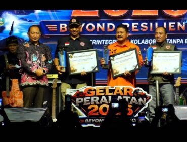 Kepala Pelaksana ( Kalksa) BPBD Jombang, Wiku Birawa Felipe Diaz Quintas, S.STP., M.Si menerima piagam dari BPBD Jatim sebagai juata I lomba Resilient Marathon dalam Gelar Peralatan dan Kompetensi Penanggulangan Bencana Tingkat Provinsi Jawa Timur Tahun 2026. Foto: ist