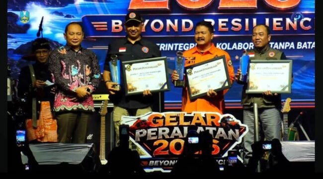 Kepala Pelaksana ( Kalksa) BPBD Jombang, Wiku Birawa Felipe Diaz Quintas, S.STP., M.Si menerima piagam dari BPBD Jatim sebagai juata I lomba Resilient Marathon dalam Gelar Peralatan dan Kompetensi Penanggulangan Bencana Tingkat Provinsi Jawa Timur Tahun 2026. Foto: ist