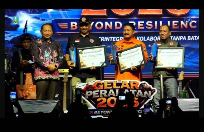 
					Kepala Pelaksana ( Kalksa) BPBD Jombang, Wiku Birawa Felipe Diaz Quintas, S.STP., M.Si menerima piagam dari BPBD Jatim sebagai juata I lomba Resilient Marathon dalam Gelar Peralatan dan Kompetensi Penanggulangan Bencana Tingkat Provinsi Jawa Timur Tahun 2026. Foto: ist