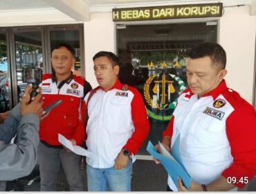 Tim pengurus LSM Lira Mojokerto, kembali mendatangi kantor Kejaksaan Jombang, untuk menanyakan proses hukum laporan Lira terkait kasus kas kosond di KPRI Sejahtera Jombang. Foto: ist