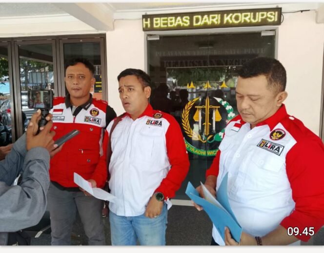 
					Tim pengurus LSM Lira Mojokerto, kembali mendatangi kantor Kejaksaan Jombang, untuk menanyakan proses hukum laporan Lira terkait kasus kas kosond di KPRI Sejahtera Jombang. Foto: ist