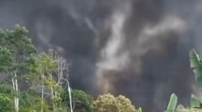 Terjadi kebakaran besar melanda Kasepuhan Ciptamulya, tepatnya RT 05 dan RT 07 RW 02, Desa Sirnaresmi, Kecamatan Cisolok, Kabupaten Sukabumi, Jawa Barat, Sabtu, 25 Juli 2026, sekitar pukul 13.00 hingga 14.00 WIB. Foto: ist