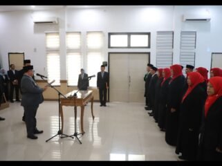 Bupati Jombang Warsubi melantik 19 kepala sekolah dasar, Selasa, 27 Juli 2026. Foto: diskominfo jombang