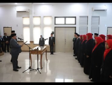 Bupati Jombang Warsubi melantik 19 kepala sekolah dasar, Selasa, 27 Juli 2026. Foto: diskominfo jombang