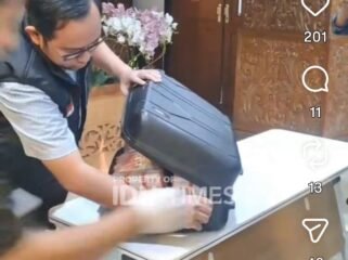 Kejati Jatim menaambah satu tahanan lagi pejabat di ESDM Pemprov Jatim, terkait tindak pidana korupsi perizinan total bukti Rp14 miliar lebih, Selasa, 28 Juli 2026. Foto: instagram@idtime