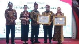 Kementerian Kependudukan dan Pembangunan Keluarga / BKKBN RI beri penghargaan kepada Bupati Jombang dan Istri pada acara peringata Harganas ke 33, Malang, Rabu, 29 Juli 2026. Foto: duskominfo jombang