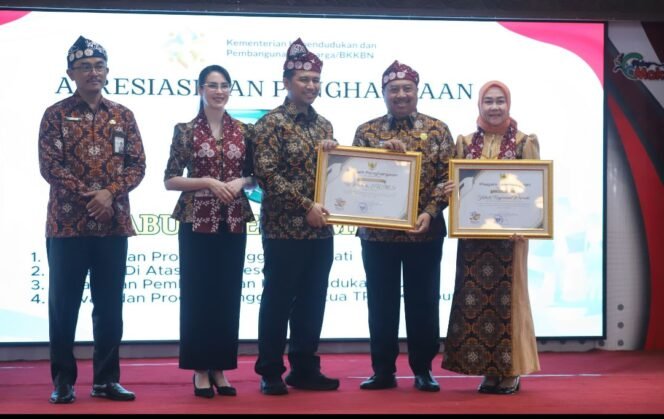 
					Kementerian Kependudukan dan Pembangunan Keluarga / BKKBN RI beri penghargaan kepada Bupati Jombang dan Istri pada acara peringata Harganas ke 33, Malang, Rabu, 29 Juli 2026. Foto: duskominfo jombang
