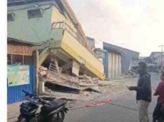 Bangunan ambruk