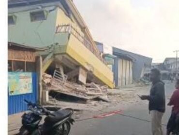 Bangunan ambruk