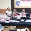 petugas saat tunjukkan barang bukti yang diamankan saat rilis, Kamis (30/7/2026)