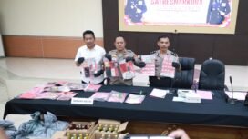 petugas saat tunjukkan barang bukti yang diamankan saat rilis, Kamis (30/7/2026)