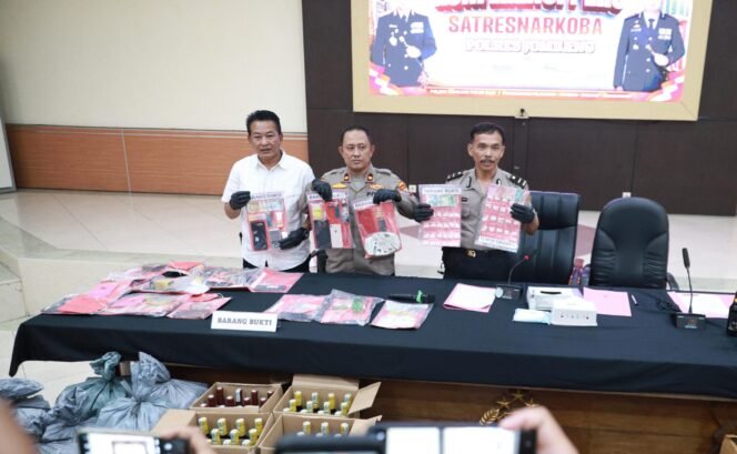 
					petugas saat tunjukkan barang bukti yang diamankan saat rilis, Kamis (30/7/2026)