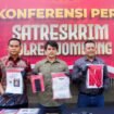Petugas saat tunjukkan sejumlah barang bukti yang diamankan