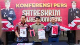 Petugas saat tunjukkan sejumlah barang bukti yang diamankan