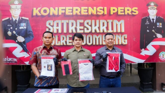 
					Petugas saat tunjukkan sejumlah barang bukti yang diamankan
