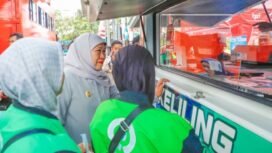 Khofifah saat bertemu ratusan ojol Malang