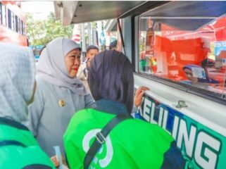 Khofifah saat bertemu ratusan ojol Malang
