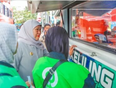 Khofifah saat bertemu ratusan ojol Malang