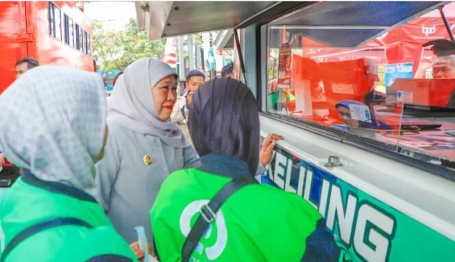 
					Khofifah saat bertemu ratusan ojol Malang