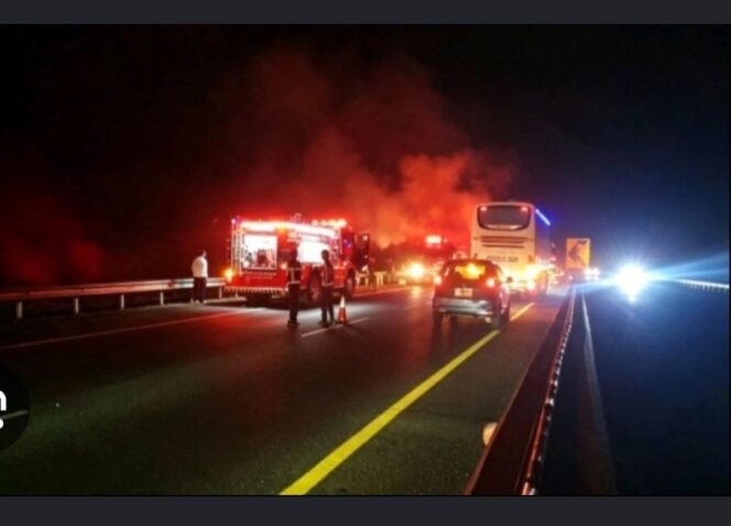
					Sebanyak 30 penumpang betsama sopir berhasil selamat dari insiden kebakar dalam perjalanan di tol Nganjuk l, Jawa Timir, Sabtu dinihari, 1 Agustus 2026. Foto: ist