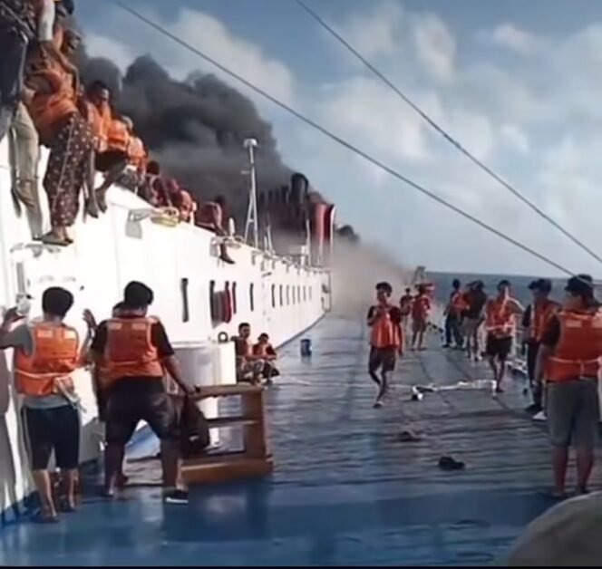 
					KM Mutiara 2 angkut 136 penumpang dan kru, terbakar di selat Madura, Minggu pagi, 2 Agustus 2016. Seluruh penumpang dan awak kapal selamat. Foto: ist