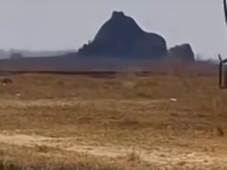 Dua kali lebih kuat dari biasanya, semburan lumpur pekat dari dalam bumi hingga mencapai ketinggian 20 meter, terjadi di Oro-Oro Kesongo, Desa Tempuran, Kecamatan Kunduran, Blora Jawa Tengah, terjadi Jumat 7 Agustus 2026. Foto: ist