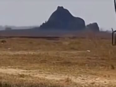 Dua kali lebih kuat dari biasanya, semburan lumpur pekat dari dalam bumi hingga mencapai ketinggian 20 meter, terjadi di Oro-Oro Kesongo, Desa Tempuran, Kecamatan Kunduran, Blora Jawa Tengah, terjadi Jumat 7 Agustus 2026. Foto: ist