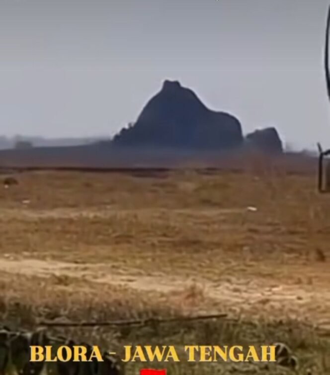 
					Dua kali lebih kuat dari biasanya, semburan lumpur pekat dari dalam bumi hingga mencapai ketinggian 20 meter, terjadi di Oro-Oro Kesongo, Desa Tempuran, Kecamatan Kunduran, Blora Jawa Tengah, terjadi Jumat 7 Agustus 2026. Foto: ist