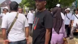 Harga ayam naik terus, tetapi kenaikkan itu tidak dinikmati oleh peternak. Alihalih protes, Koperasi Unggas Sejahtera Batang bagikan secara gratis 600 ekor kepada warga, Senin, 10 Agustus 2026. Foto: instagran@batabg_info
