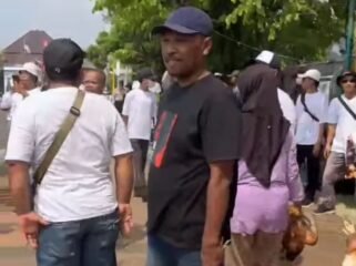 Harga ayam naik terus, tetapi kenaikkan itu tidak dinikmati oleh peternak. Alihalih protes, Koperasi Unggas Sejahtera Batang bagikan secara gratis 600 ekor kepada warga, Senin, 10 Agustus 2026. Foto: instagran@batabg_info
