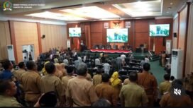 Bupati Jombang Warsubi  menyampaikan pidato KUA-PPAS dalam Banggar DPRD Jomvang, Senin, 2026. Foto: instagram@dprd_jombang 