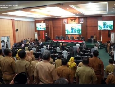 Bupati Jombang Warsubi  menyampaikan pidato KUA-PPAS dalam Banggar DPRD Jomvang, Senin, 2026. Foto: instagram@dprd_jombang 