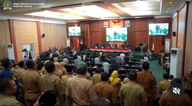 Bupati Jombang Warsubi  menyampaikan pidato KUA-PPAS dalam Banggar DPRD Jomvang, Senin, 2026. Foto: instagram@dprd_jombang 